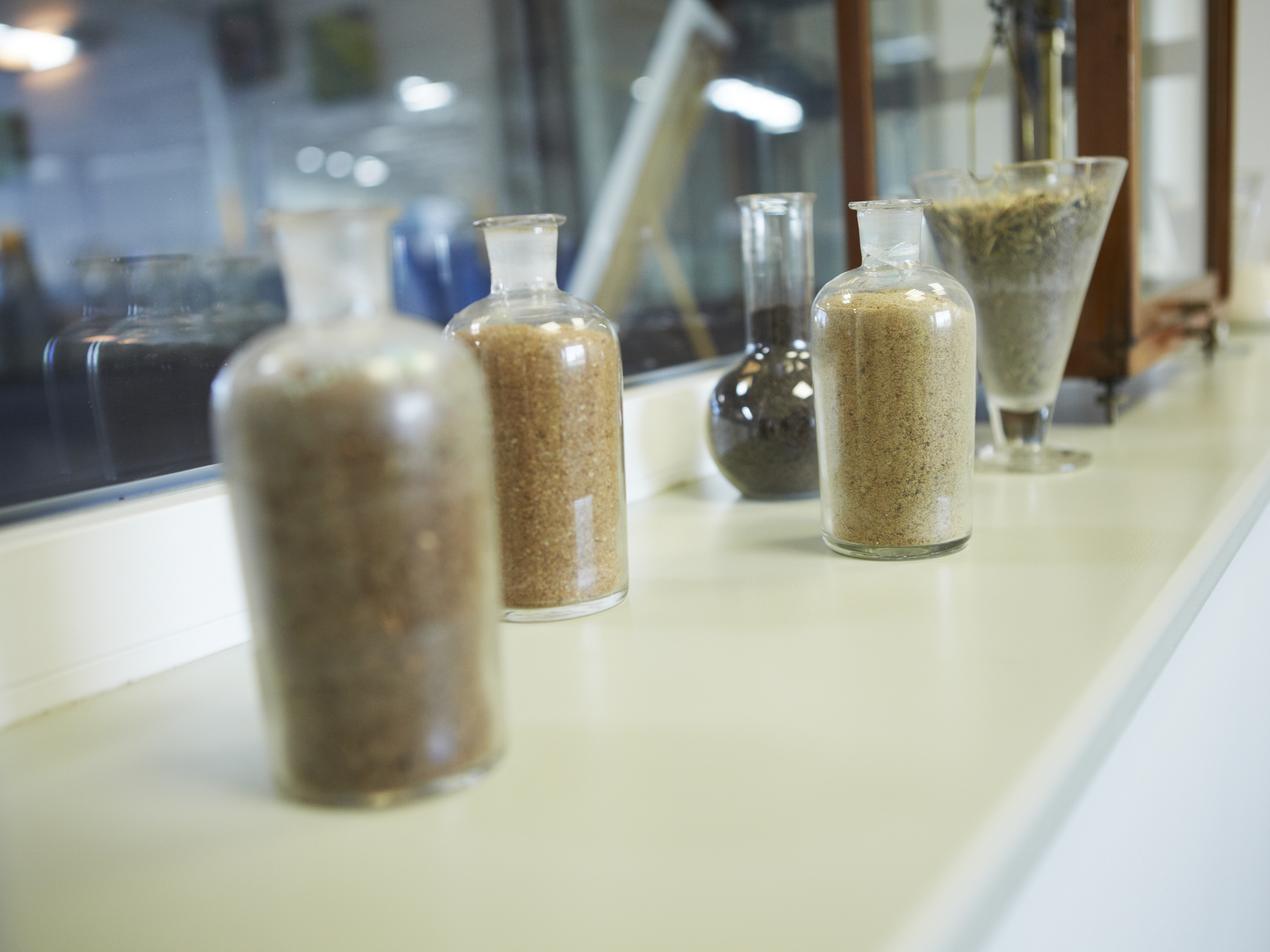 Échantillons de matières et de produits finis dans le laboratoire de l’usine Germiflor