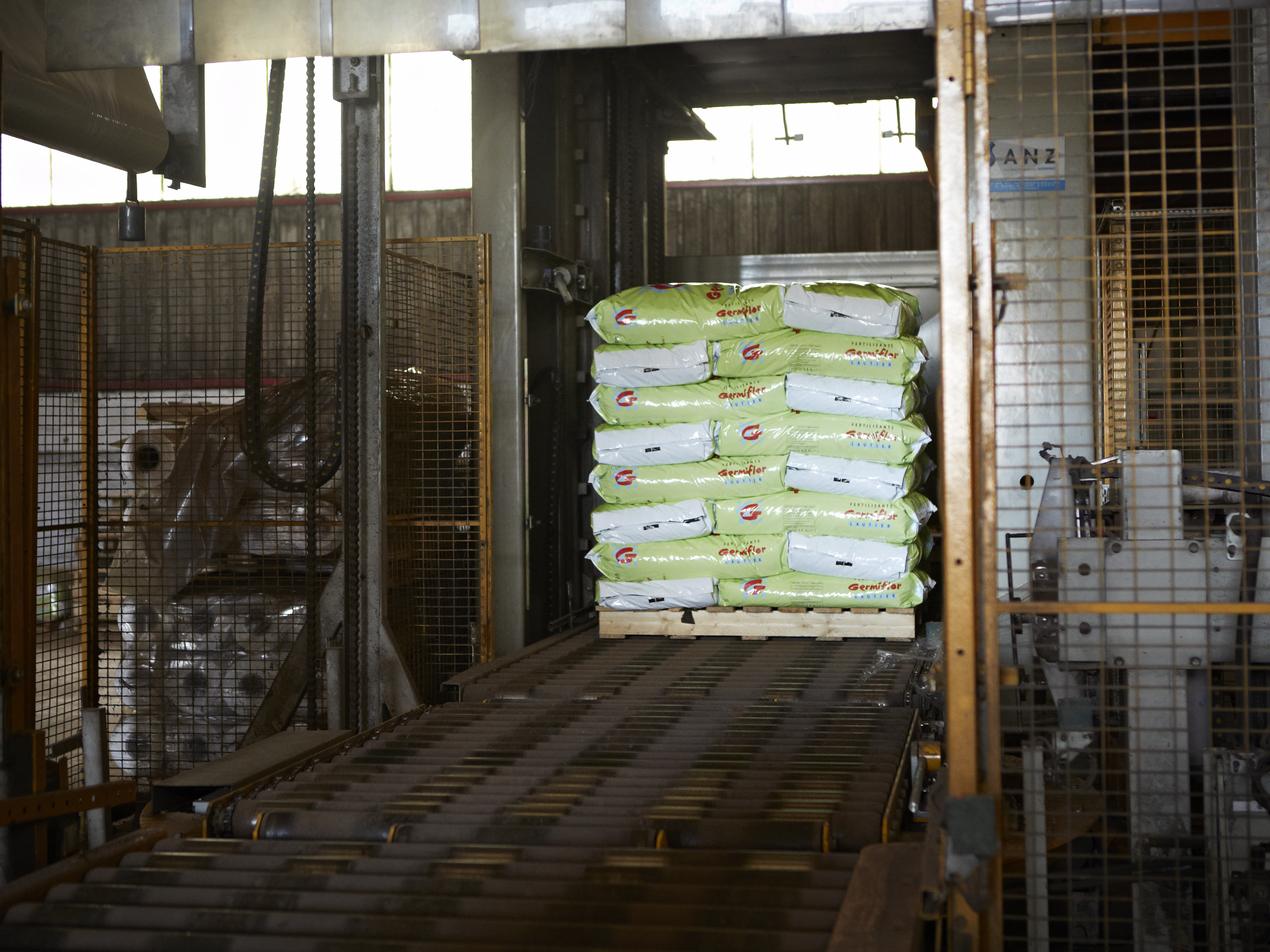 Palette de sacs d’engrais filmée en sortie de chaîne d’ensachage à l’usine Germiflor