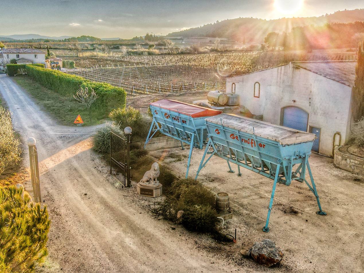 Trémies d’engrais pour la vigne livrées par Germiflor dans un domaine viticole