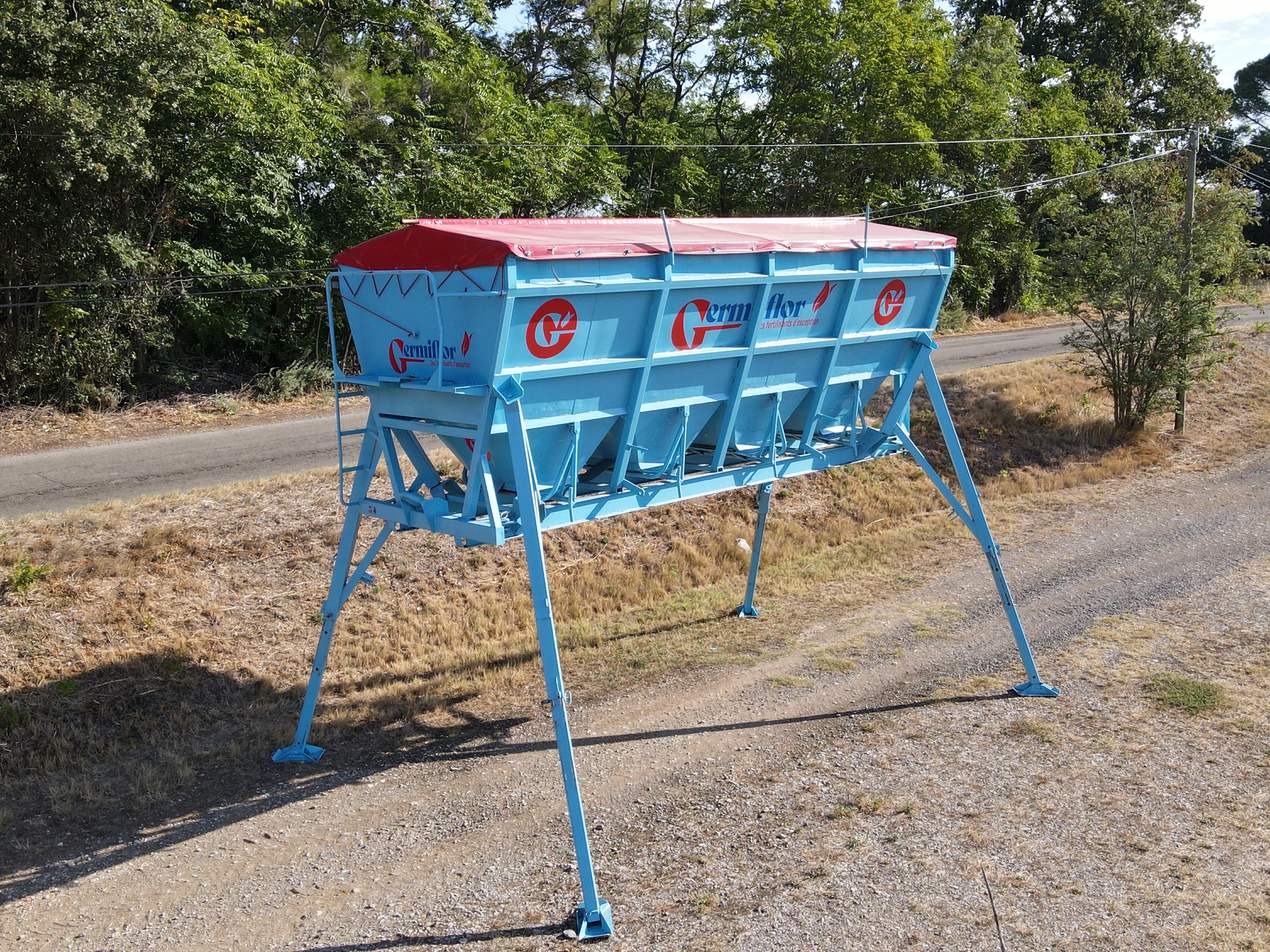 Trémie de stockage d’engrais Germiflor installée sur une exploitation